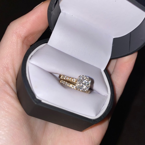Beautiful engagement and wedding rings!!! 💎 - Picture 3 of 7